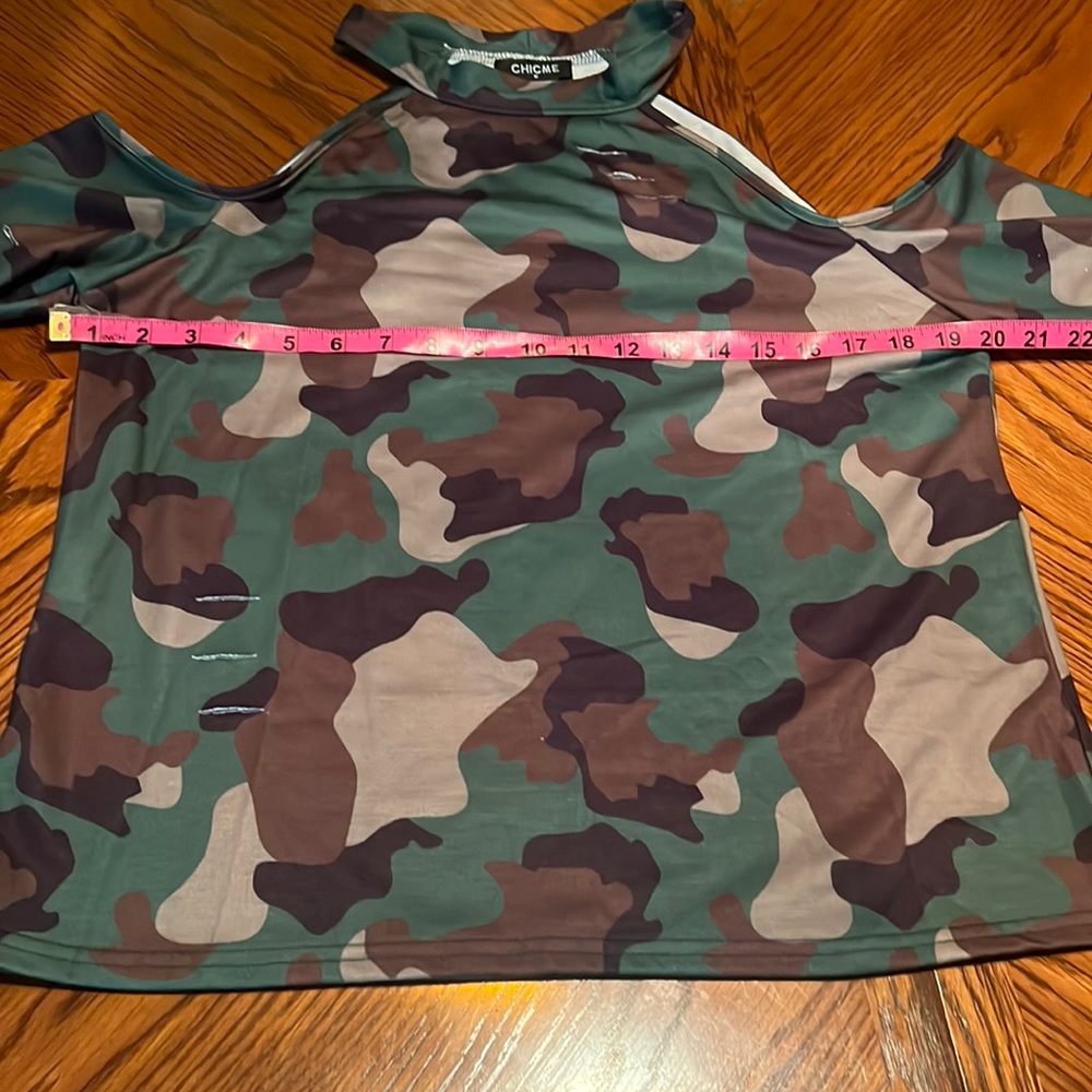 Chic Me camo color green off shoulder top M